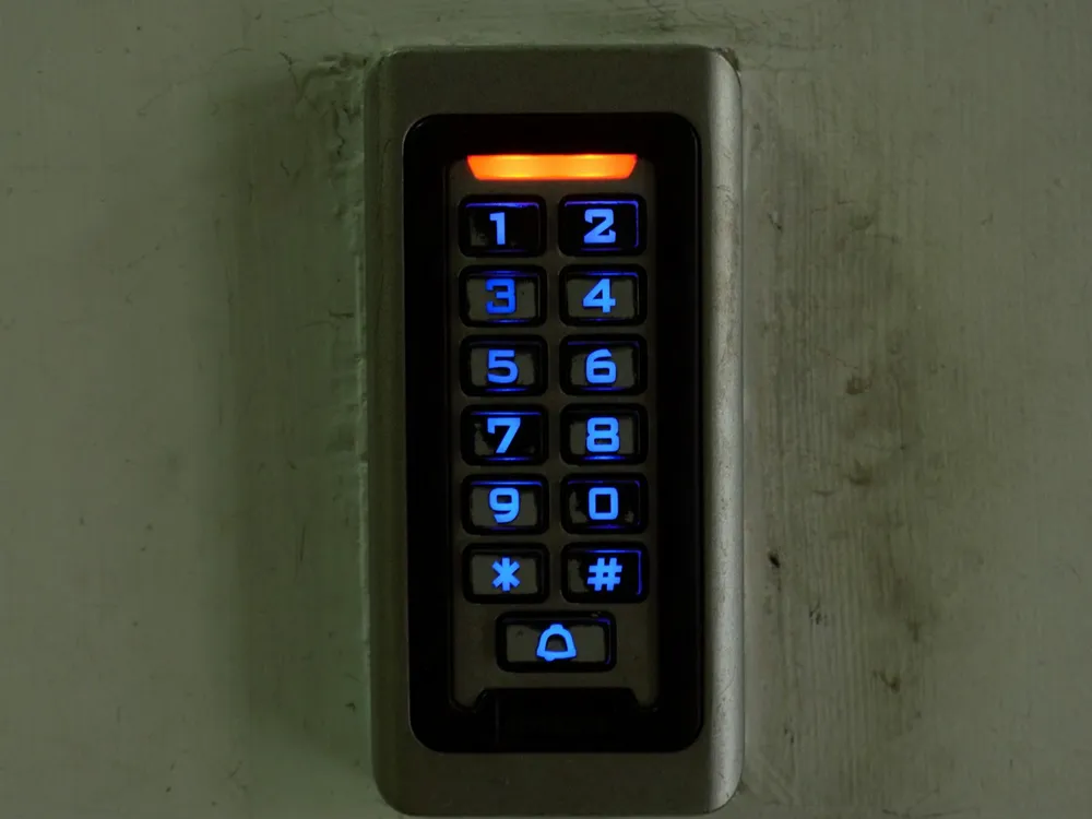 Duvara monte edilmiş tuşlu alarm kontrol paneli