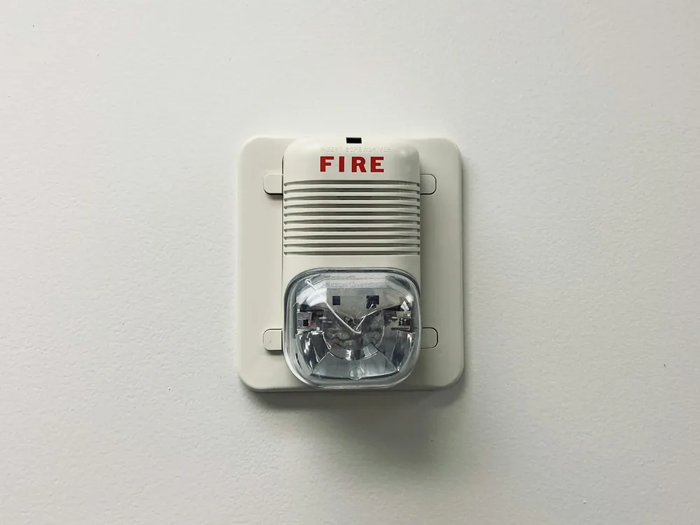 Duvarda siren ve flaşörlü alarm cihazı