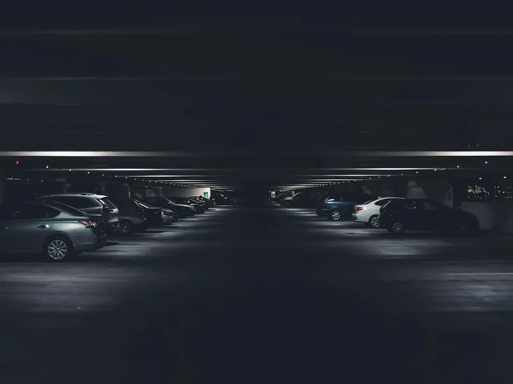 Park halindeki araçların bulunduğu otopark