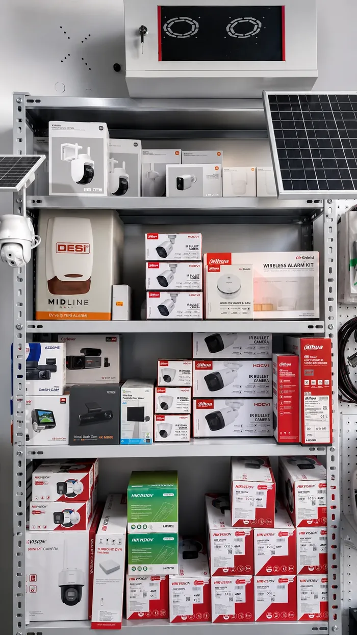 Kamera, alarm ve araç kamerası ürünlerinin bulunduğu raf